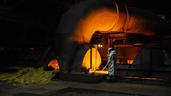 Was passiert mit Europas Roheisenproduktion? Hier ein Blick ins Stahlwerk von Thyssenkrupp.