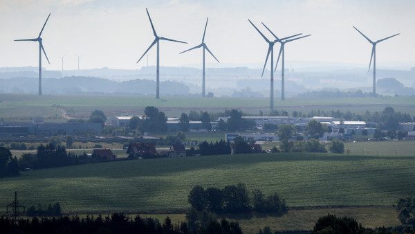 Windräder drehen sich auch im Erzgebirge.