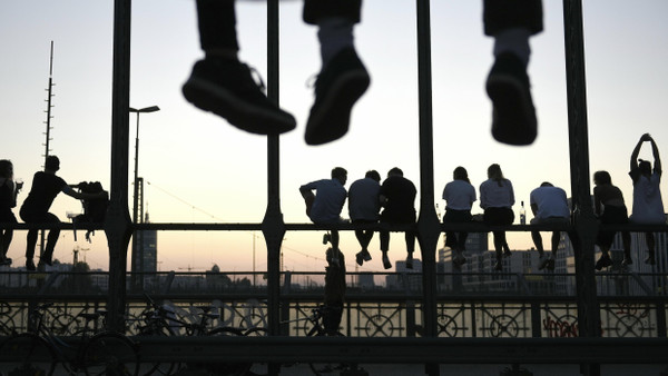 Jugendliche an einem Abend an der Hackerbrücke in München