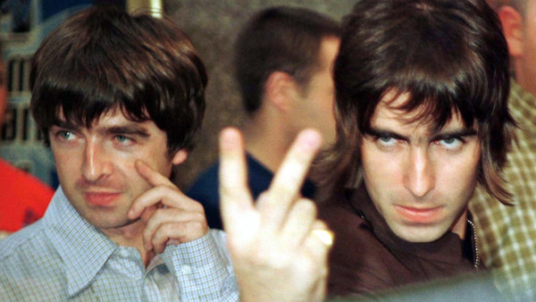 Liam Gallagher (rechts) hat seinem älteren Bruder Noel (links) eine Wiedervereinigung ihrer ehemaligen Band Oasis vorgeschlagen.