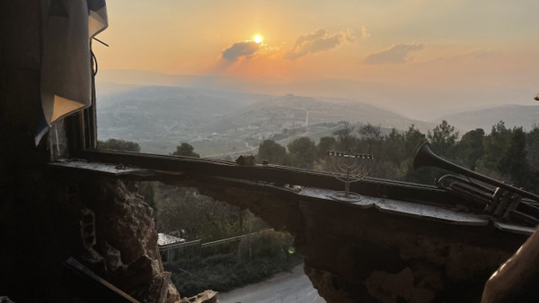 Blick aus einem zerstörten Haus in Manara in Richtung Libanon