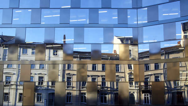 Der wissenschaftliche Publikationsprozess ist im Wandel. Hier die Fassade der Universitätsbibliothek Freiburg