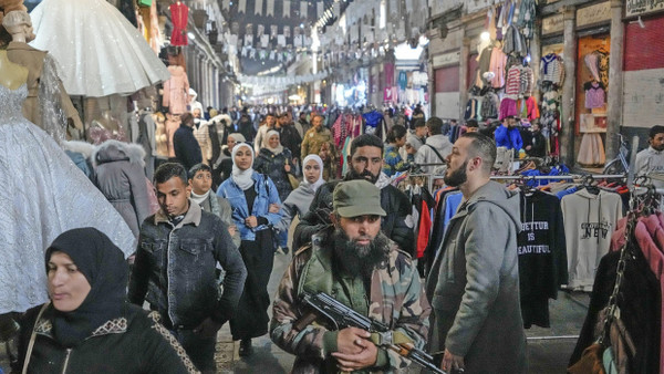 Geordneter Übergang: Ein bewaffneter Kämpfer auf dem Hamidiya-Markt in Damaskus am Dienstag