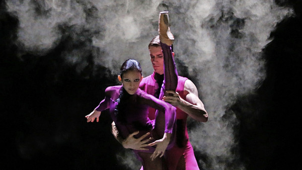 Es darf auch klassisch sein: Lívia Pinheiro und Kirill Kornilov in „Dreamwave“, einem der vier Teile von „Kaleidoskop“, dem neuen Ballettabend von Sabrina Sadowska und ihrem Tanzensemble in Chemnitz.