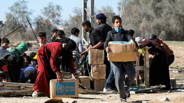 Menschen holen Hilfspakete von UNRWA am 21. Januar 2025 in Rafah im südlichen Gazastreifen.