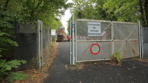 Die frühere deutsche Grenze bei Eußenhausen-Meiningen, im Hintergrund ein Fahrzeugrammbock