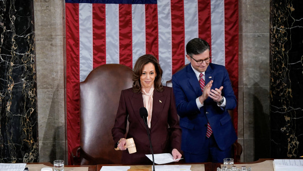 US-Vizepräsidentin Kamala Harris und der Sprecher des Repräsentantenhauses Mike Johnson nehmen am 6. Januar 2025 an einer Kongresssitzung im US-Kapitol in Washington, USA, teil.