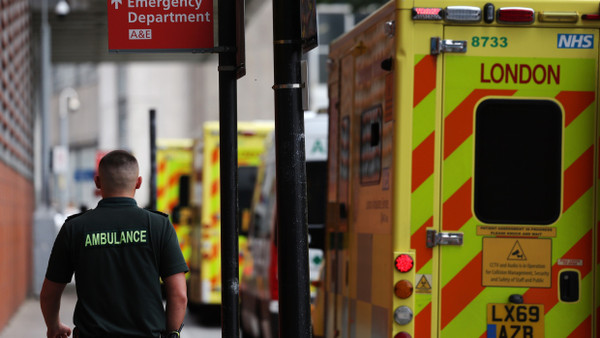 Auch im Notfall Wartezeiten: Rettungswagen des NHS Anfang August in London