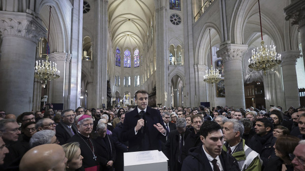 Sein Versprechen von nur fünf Jahren Wiederaufbau-Zeit hat er gehalten: Der französische Präsident Emmanuel Macron hält eine Rede nach dem Besuch der restaurierten Innenräume der Kathedrale Notre-Dame de Paris, am 29.11.2024.