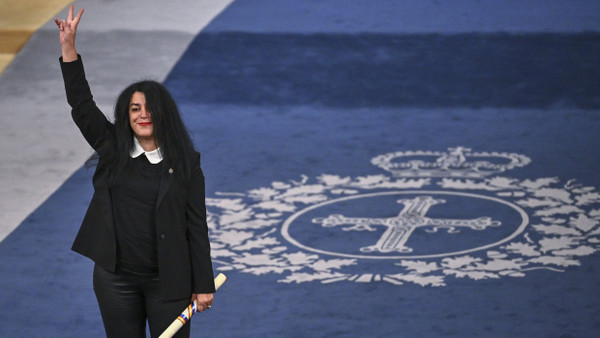 Diese Auszeichnung akzeptierte sie: Marjane Satrapi 2924 bei der Entgegennahme des spanischen Prinz-von-Asturien-Preises. Ihr Siegeszeichen galt damals auch den protestierenden Frauen in ihrer Heimat Iran, die von Satrapi unterstützt werden.