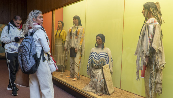 Besucher schauen in die Ausstellungsvitrinen der Eastern Woodlands und Great Plain im American Museum of Natural History in New York, die nun geschlossen sind.