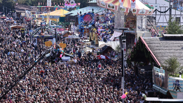 Neben den vielen Polizisten wird die Sicherheit auf der Wiesn auch durch 54 Videokameras unterstützt.