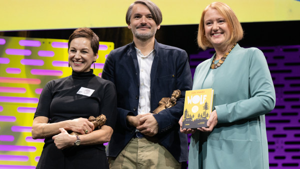 Von Bundesfamilienministerin Lisa Paus (r.) mit dem Jugendliteraturpreis für den Roman „Wolf“ ausgezeichnet: die Illustratorin Regina Kehn und der Autor Saša Stanišić