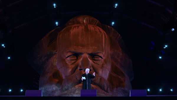 Kommt man sich da nicht ganz klein und hässlich vor? Bundespräsident Frank Walter Steinmeier eröffnet vor dem Karl-Marx-Monument in Chemnitz das Kulturhauptstadtjahr.