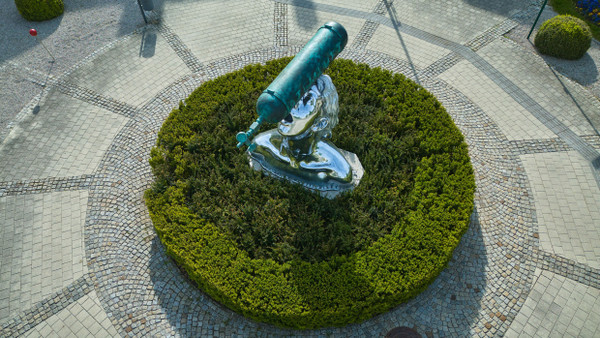 Bleibender Denkanstoß: Xenia Hausners Skulptur „Atemluft“ vor dem Bahnhof von Bad Ischl