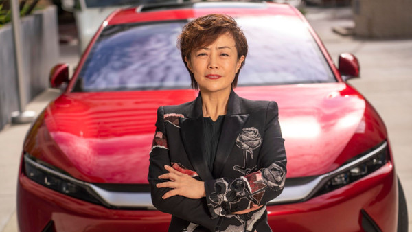 Stella Li gilt als inoffizielle Nummer zwei im Management des größten chinesischen Elektroautoherstellers BYD. Sie leitet das Geschäft in Amerika und soll jetzt auch in Europa für höhere Verkaufszahlen sorgen.