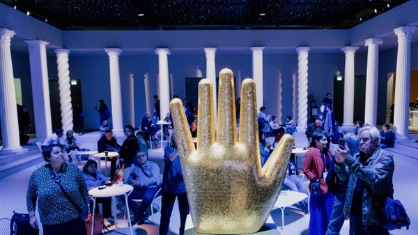 Der italienische Pavillon mit einem Kunstwerk von Alessandro Mendini