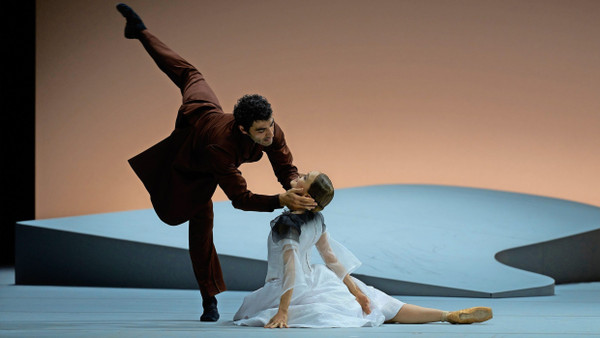 Endlich einmal ungestört! Karen Azatyan als Robert Schumann und Nancy Osbaldeston als „Die Ehefrau“ in Zürich.