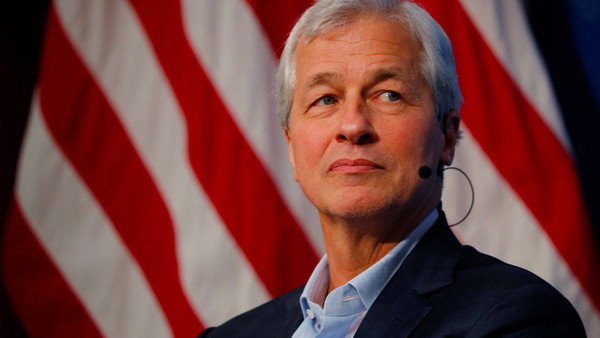 Amerikas Spitzenbanker Jamie Dimon verdient etwa siebenmal so viel Deutsche-Bank-Chef John Cryan.