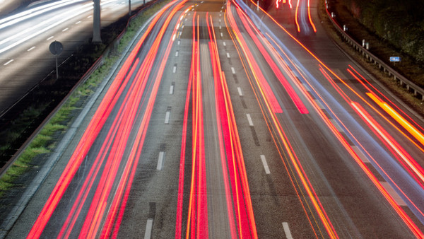 Modernes Stilleben: Die von Rücklichtern illuminierte Autobahn 57 bei Köln Anfang Dezember 2024.