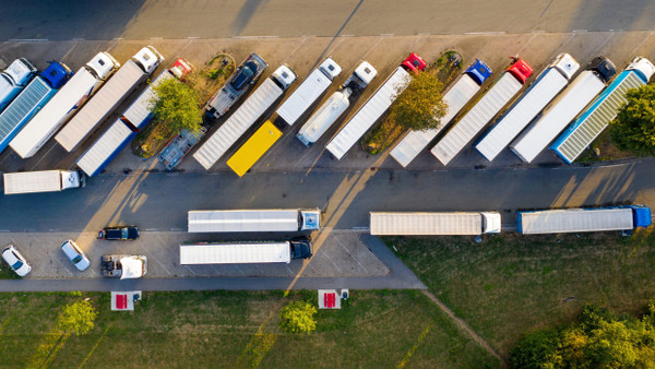 Dass Lkw-Fahrer in ihren Fahrzeugen übernachten, ist Alltag. Ungewöhnlich ist dagegen, was sich jetzt auf einem Rastplatz in Franken abgespielt haben soll.