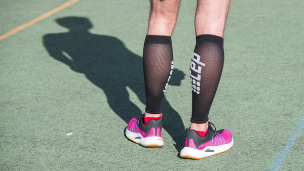 Ein Läufer steht kur vor dem Rennsteig-Marathon in der Sonne