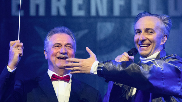 Jan Böhmermann (rechts) tritt zusammen mit Claus Weselsky, dem Ex-Vorsitzenden der Gewerkschaft Deutscher Lokomotivführer, zu Beginn seiner Tour in der Jahrhunderthalle Frankfurt auf.