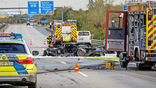 Nach dem Unfall auf der A66: Feuerwehr und Polizei sichern im Oktober 2020 die Unfallstelle mit den ausgebrannten Fahrzeugen ab.