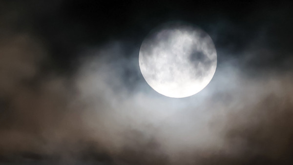 So still durchs Wolkenmeer: Vollmond im August, in der Nähe der Nordseeküste aufgenommen.