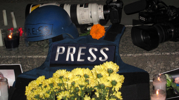 Helm, Kameras und eine Schutzweste: Mahnwache für getötete Journalisten am  Foley Square in New York, aufgenommen im November 2023.