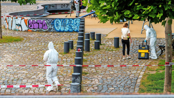 Am Tatort: In Frankfurt sichern Spezialisten am Montag Spuren nach einem Messerangriff auf eine Frau am Mainufer.