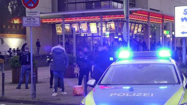 Polizeieinsatz: Nach dem Schuss am Samstag hat die Polizei nach dem Täter gesucht. Die Zufahrt zum MTZ, die Bundesstraße 8, wurde gesperrt.