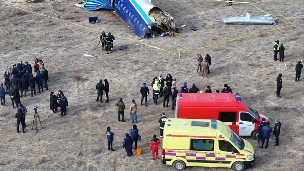 Ein Luftbild einer Drohne zeigt die Absturzstelle des Passagierflugzeugs aus Aserbaidschan in der Nähe von Aktau, Kasachstan.