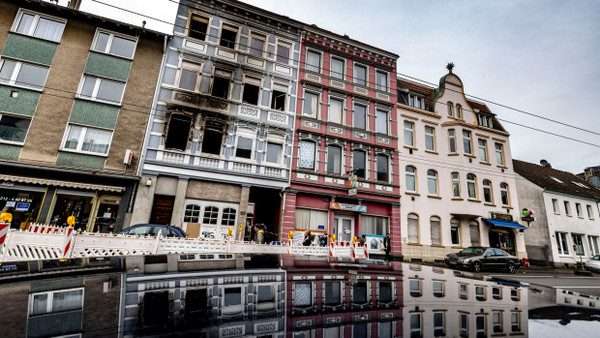 Ausgebrannt: Das Feuer hat sichtbare Spuren an der Fassade des Hauses hinterlassen.