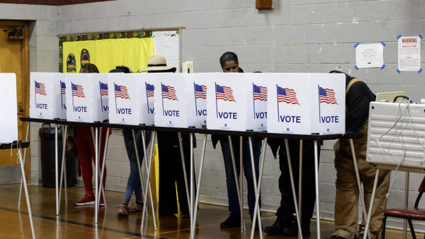 In Detroit, der größten Stadt im Swing State Michigan, stehen die Menschen an den Wahlurnen.