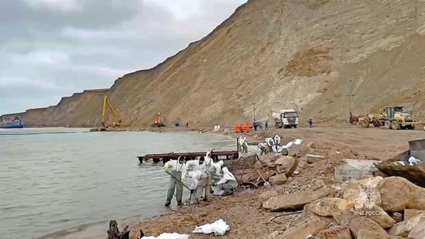 Am Schwarzen Meer: Rettungskräfte versuchen in der Nähe des Kur- und Badeorts Anapa, das ausgelaufene Heizöl zu beseitigen. Das Foto wurde schon Anfang Januar vom Pressedienst des russischen Katastrophenschutz­ministeriums veröffentlicht.