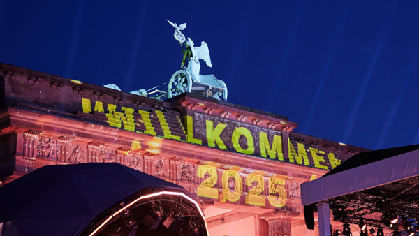 „Willkommen 2025“ steht am Brandenburger Tor.