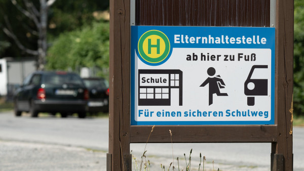 Auch eine Variante: In Bielatal in Sachsen gibt es Elternhaltestellen in der Nähe von Schulen.