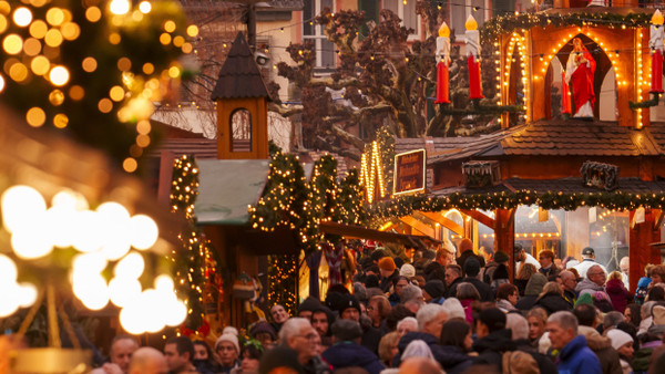 Stress, lass nach: Der Rüdesheimer Weihnachtsmarkt erstreckt sich entlang der Drosselgasse und in der Altstadt.