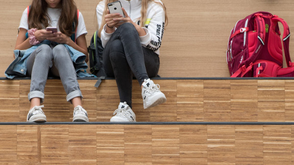 Alleine zusammen: Schulpausen sind oft geprägt von Smartphones statt Gesprächen. Sollten die Geräte in Schulen verboten werden?