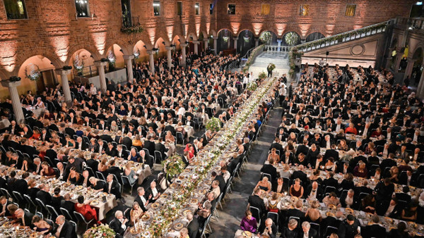 62 Tische und Blumenschmuck aus Italien: Das Bankett mit der Königsfamilie in der Stockholmer City Hall gehört zum Preis dazu wie die goldene Medaille selbst. Unser Reporter sitzt an Tisch 18, Platz 17.