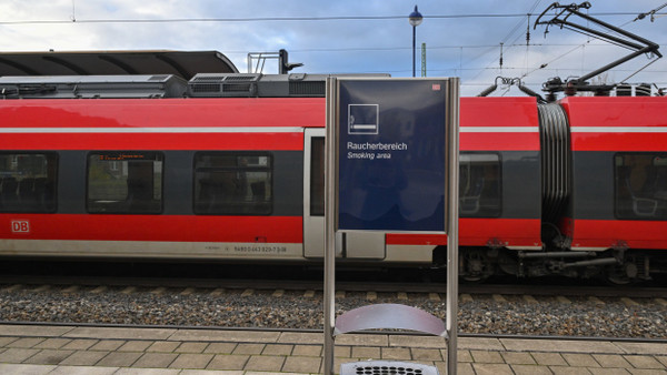 Bald komplett Rauchfrei? Ein Bahnsteig mit Raucherbereich in Deutschland