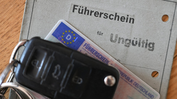 Wer in einem EU-Staat seinen Führerschein verliert, soll in Zukunft auch in der gesamtem EU nicht mehr Auto fahren dürfen. (Symbolbild)