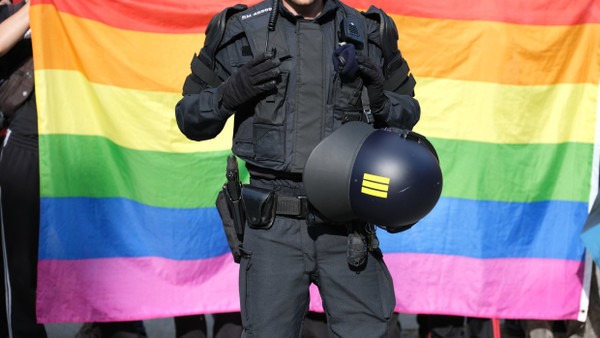 Schutz für den CSD: Ein Polizist steht am Samstag in Bautzen vor einer Regenbogenfahne.