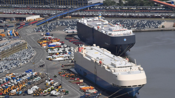 Von Bremerhaven in die Welt: Am Autoterminal stehen viele Fahrzeuge, die verschifft werden sollen.