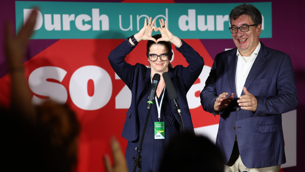 Voller Freude: die sächsischen Spitzenkandidaten der Linken, Susanne Schaper und Stefan Hartmann, auf der Wahlparty ihrer Partei am Sonntag