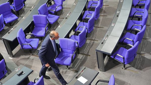 Friedrich Merz, CDU-Vorsitzender, verlässt nach der Bekanntgabe des Ergebnisses der Abstimmung über Anträge der Unionsfraktion zur Migration den Plenarsaal des Bundestages.