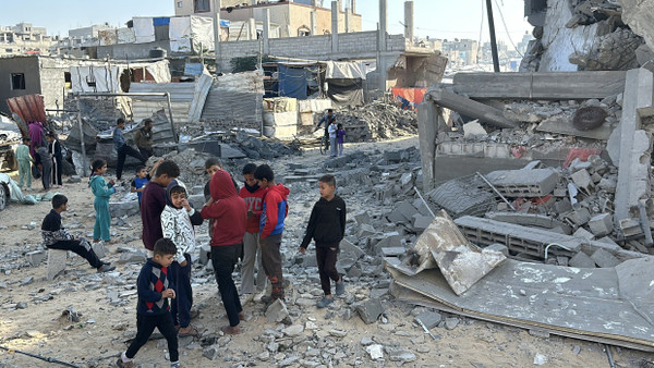 Verwandte und Angehörige von Palästinensern, die bei israelischen Angriffen auf ein Haus in Chan Juni ums Leben gekommen sind, trauern.