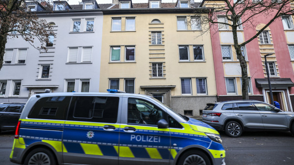 Ein Polizeiauto fährt am 4. Dezember durch eine Straße in Gelsenkirchen, wo es zu einem Polizeieinsatz im Zusammenhang mit der Razzia kam.