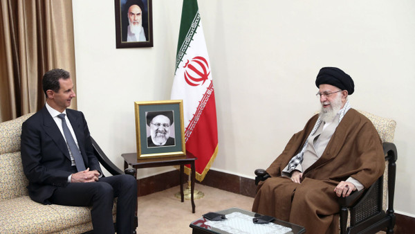 Der iranische Oberste Führer Ajatollah Ali Khamenei mit dem ehemaligen syrischen Präsidenten Baschar al-Assad im Mai in Teheran